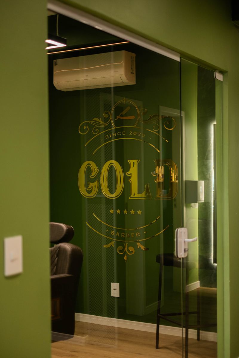 Entrada do Gold Studio com porta de vidro