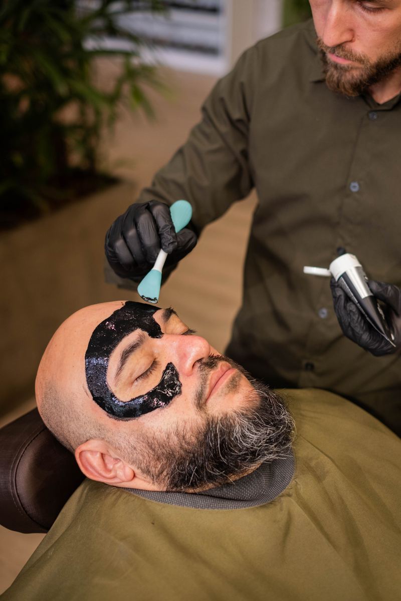 Aplicação de máscara facial em tratamento